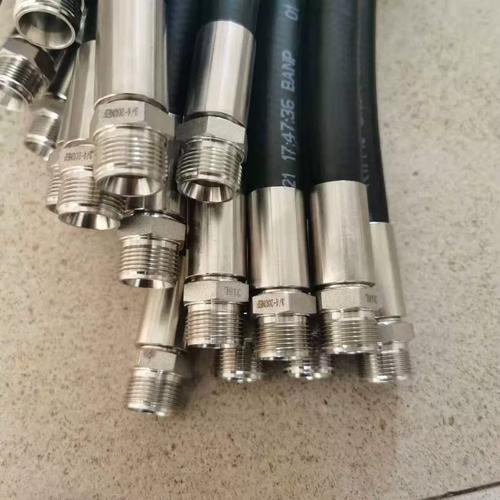 流體傳輸系統中的關鍵組件 DTR膜柱橡膠管、液壓膠管彎管總成、不銹鋼與膠管接頭詳解